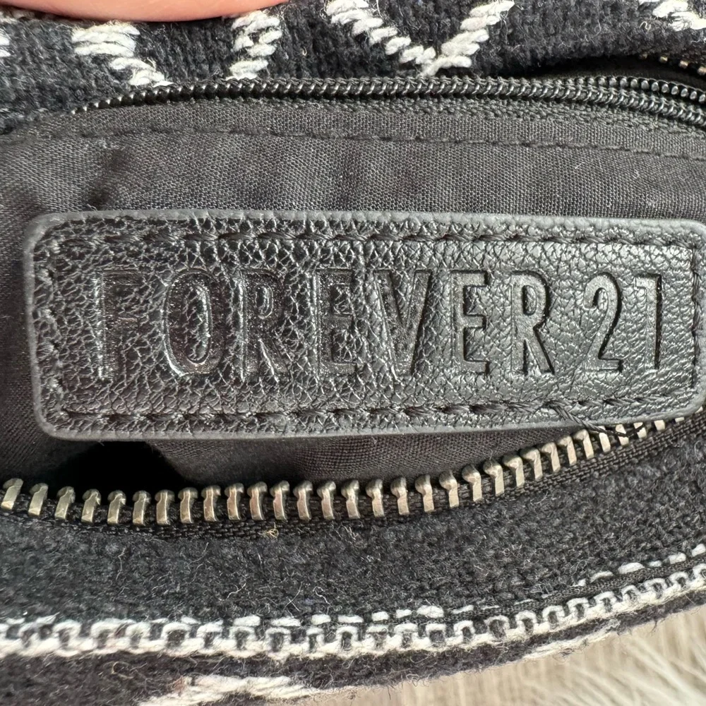 🖤 FOREVER 21 Vintage Black & White Belt Bag